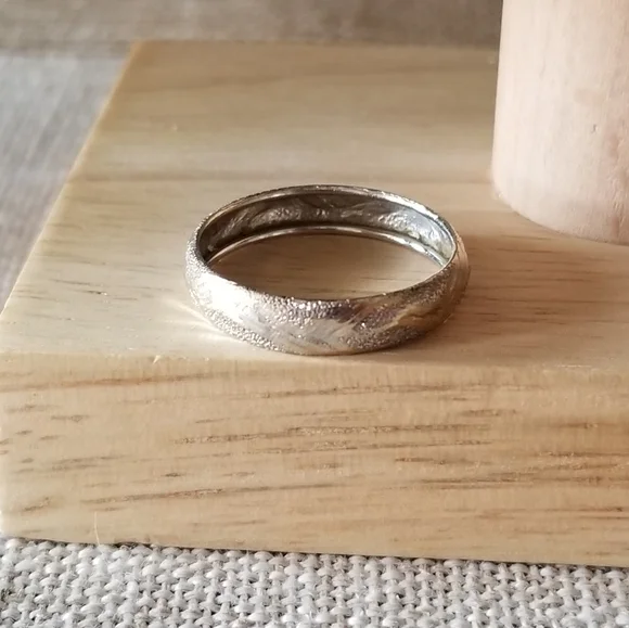 10K White Gold Band Ring